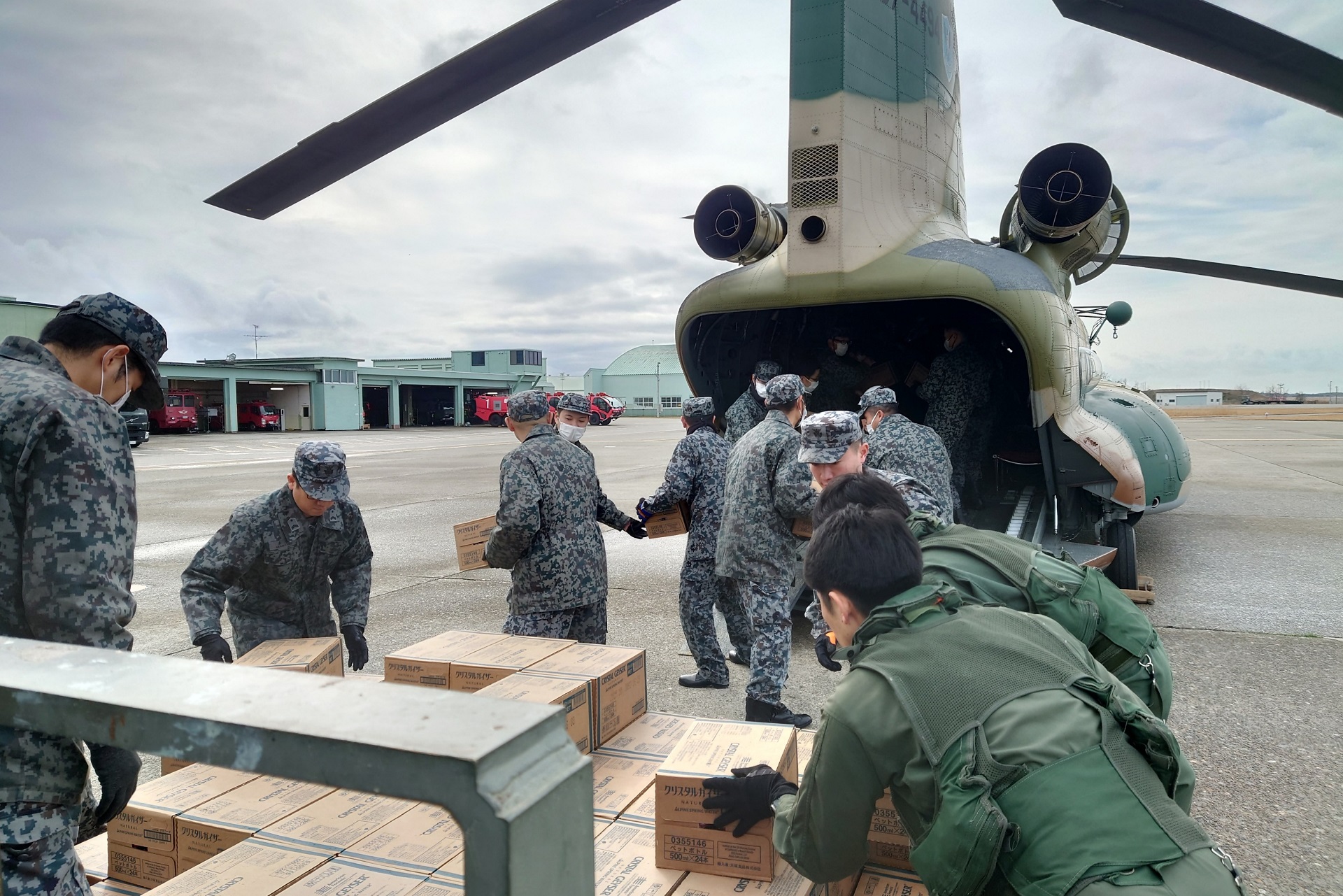 CH-47Jへの支援物資搭載（小松基地）