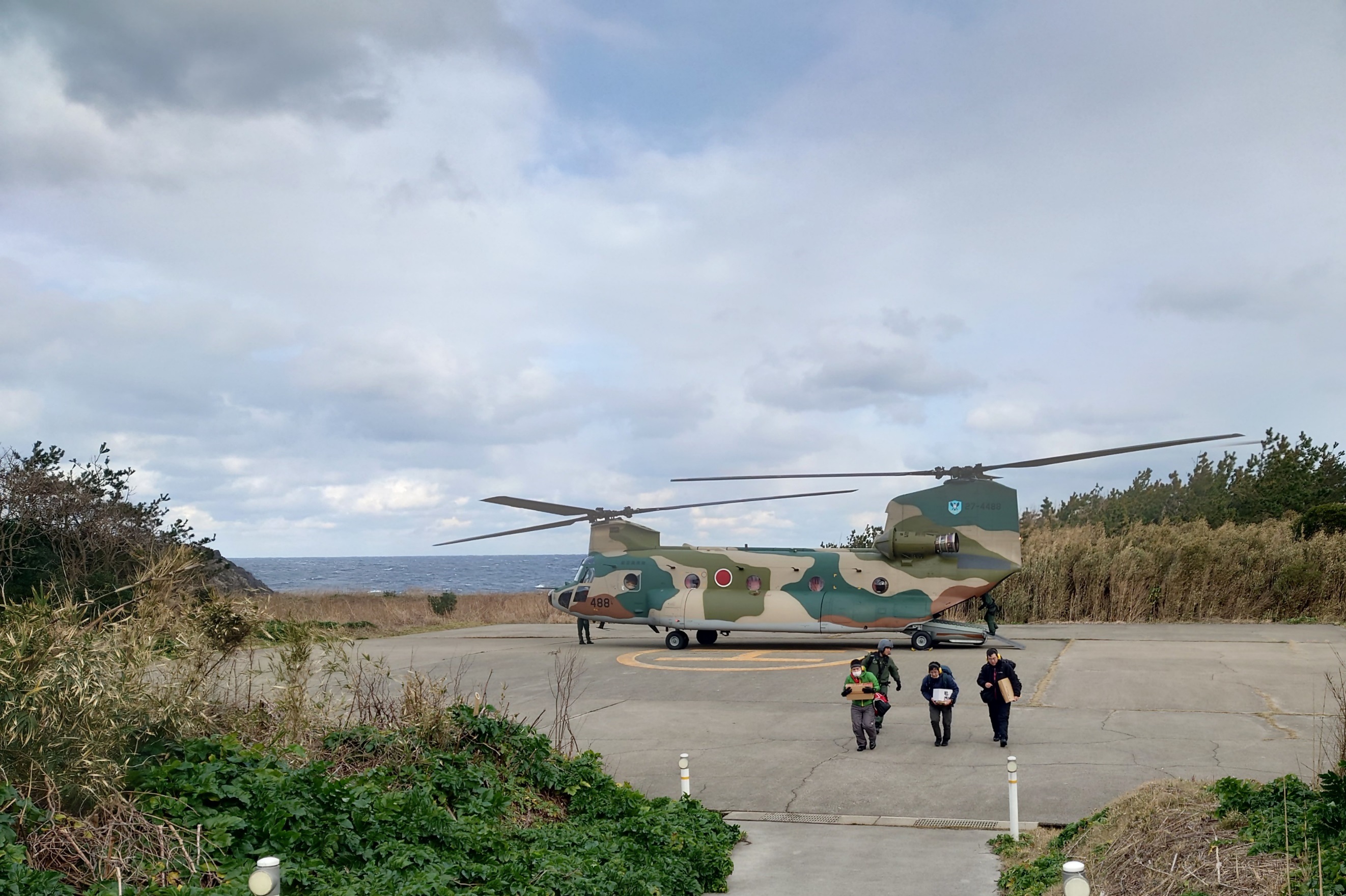 CH-47Jによる舳倉島への気象庁職員等輸送（入間ヘリコプター空輸隊）