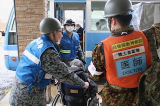 陸・空自隊員による2次避難支援（第23警戒隊・自衛隊阪神病院）