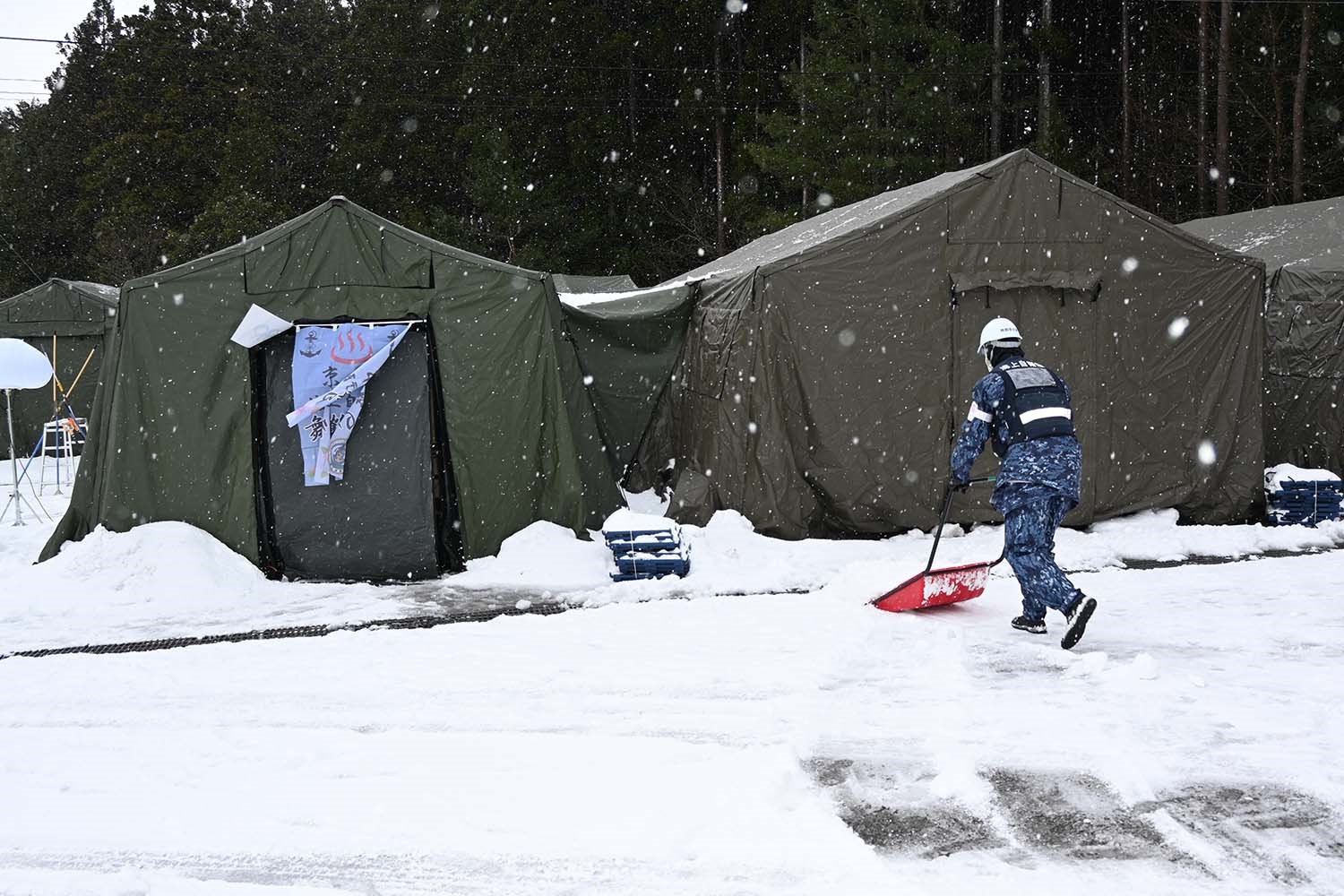 入浴支援における除雪作業（舞鶴地方隊）