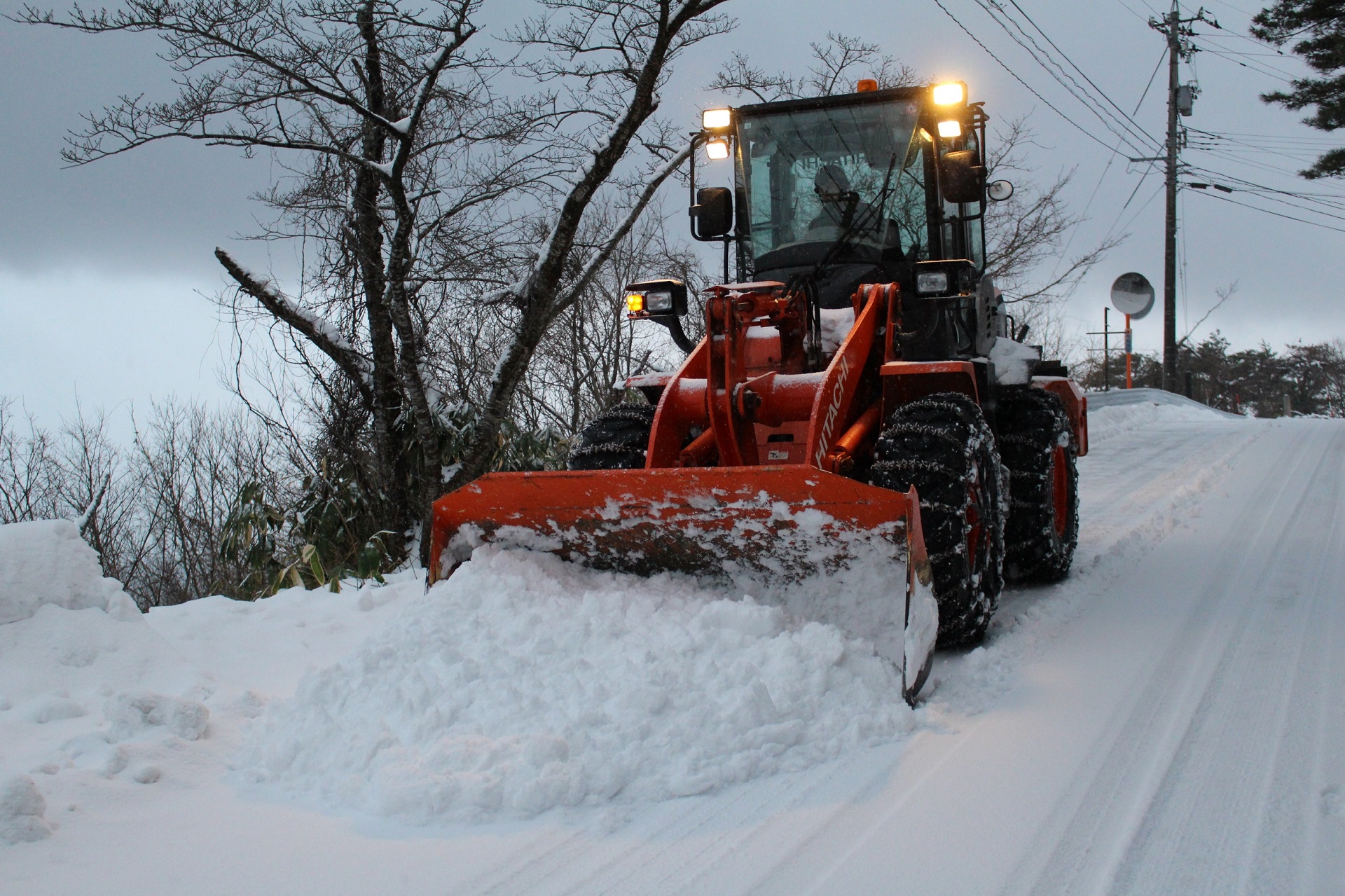 珠洲市における浄水場へ至る道路の除雪作業（第10施設大隊）