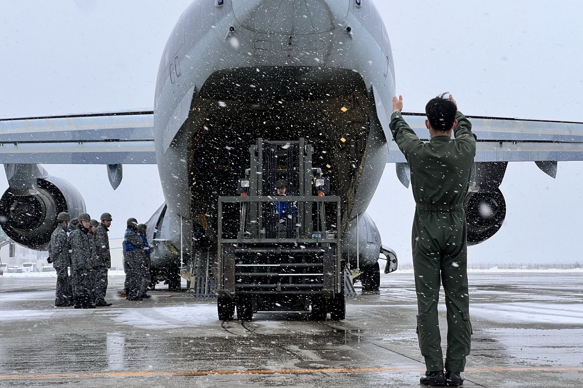 能登空港におけるフォークリフト積載（空港業務支援隊・第3輸送航空隊）