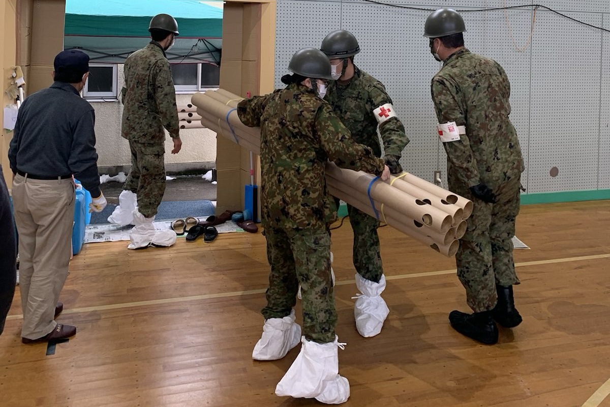 衛生隊員によるプライベートスペースの作製