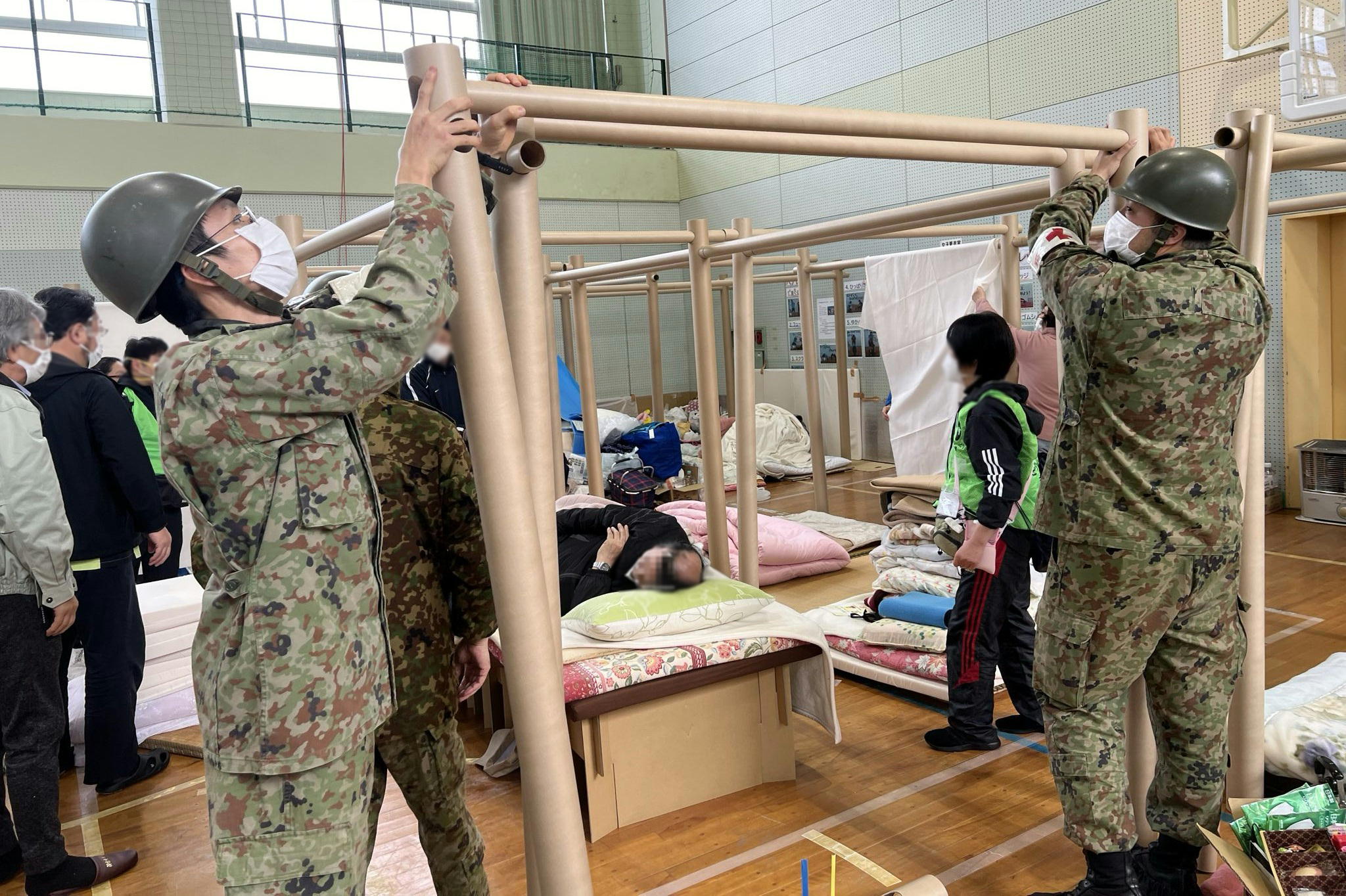 衛生隊員によるプライベートスペースの作製