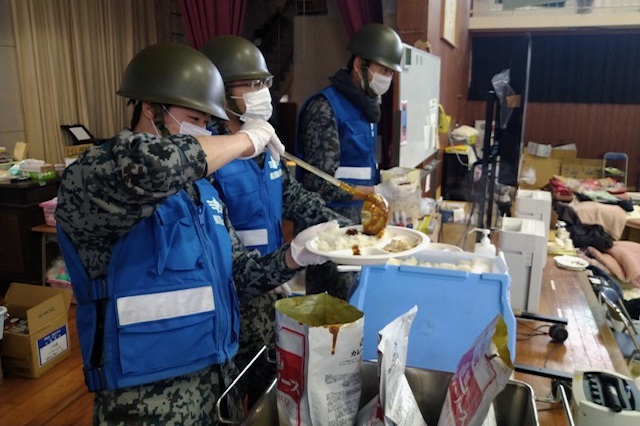 鳳至小学校における給食支援（第12高射隊）