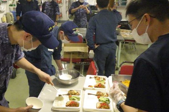入浴支援隊員への弁当準備（護衛艦「せんだい」）