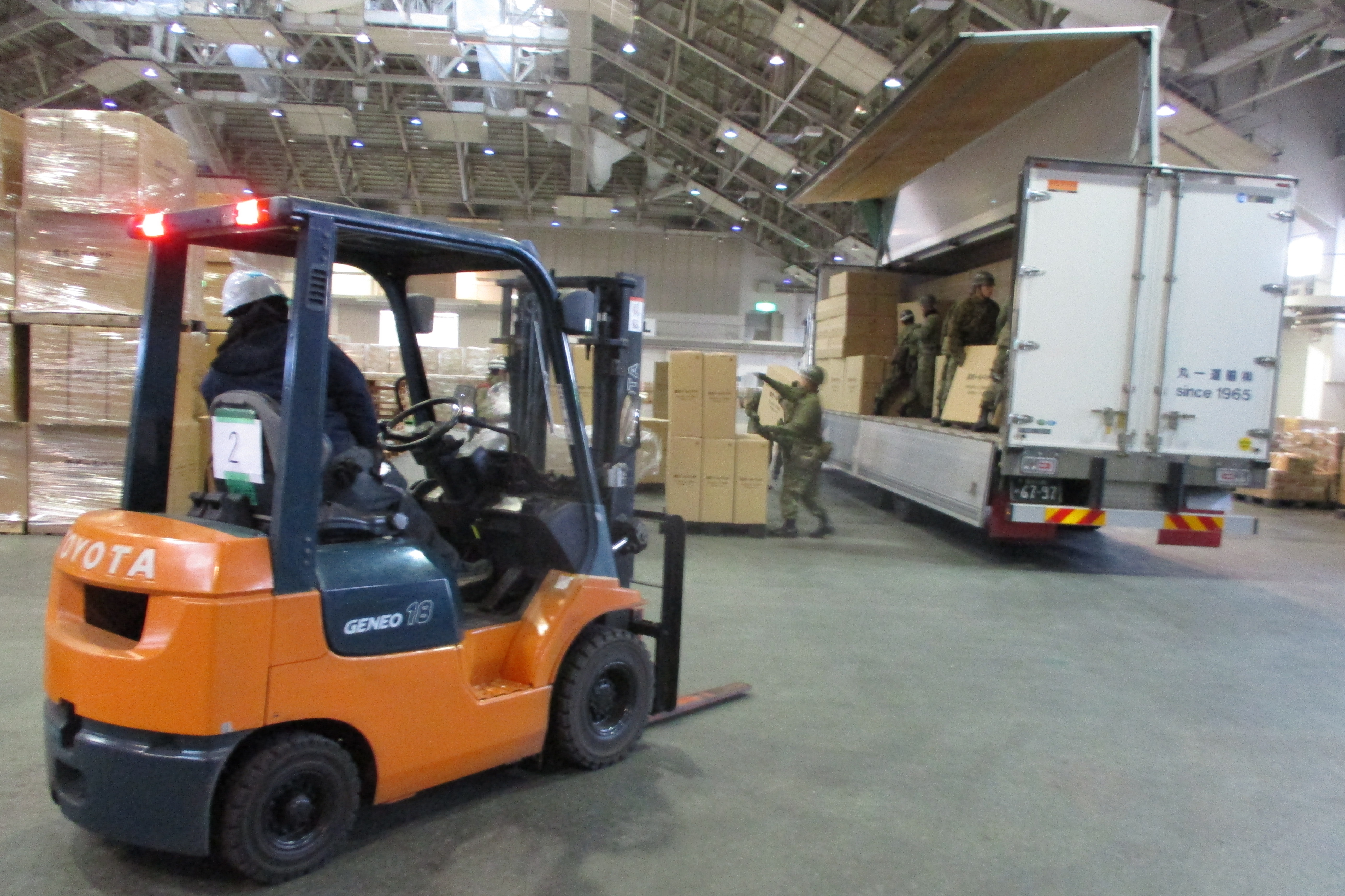 石川県産業展示館における日本通運と連携した物資積載（第7普通科連隊）
