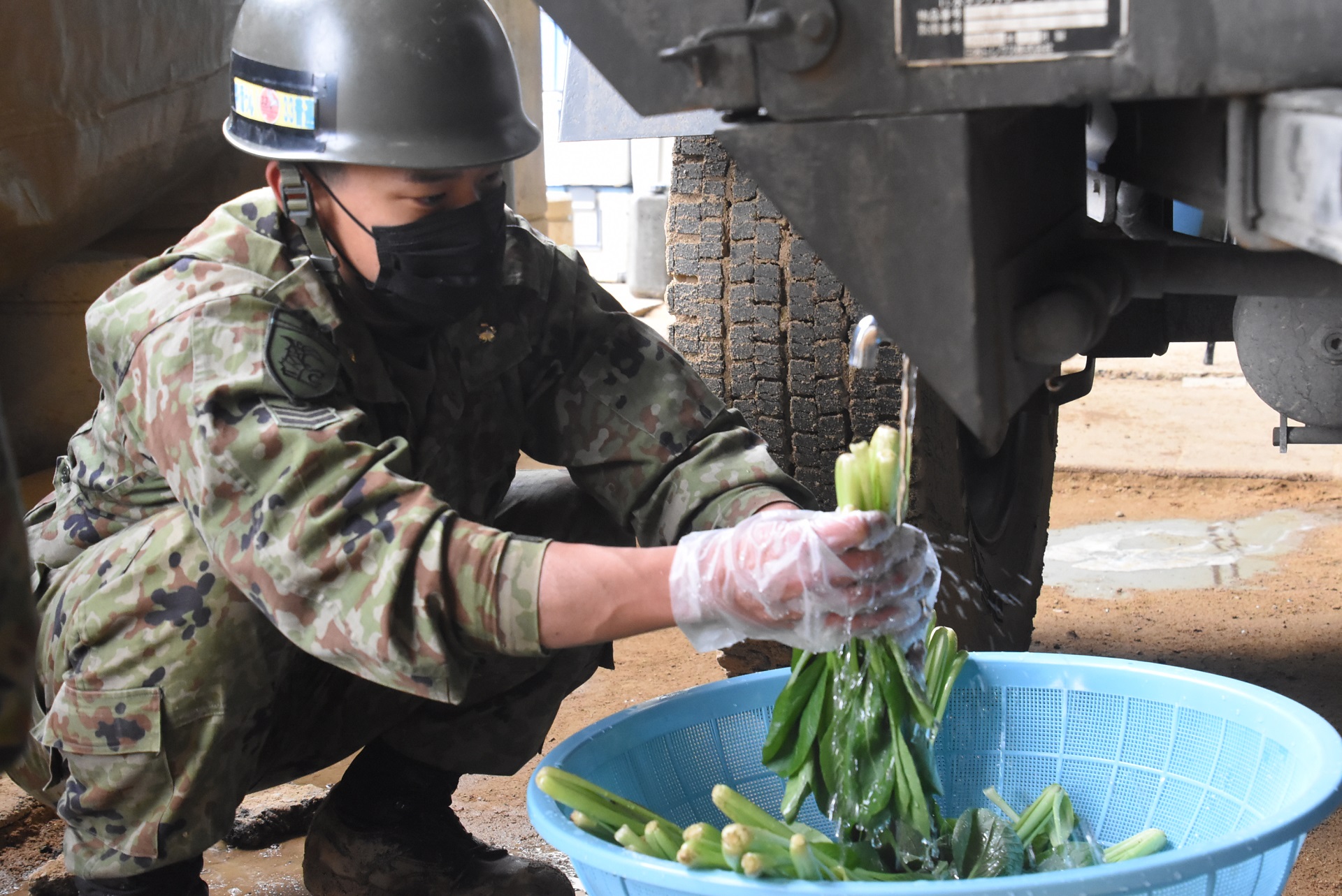 輪島市河井小学校における給食支援（第33普通科連隊）