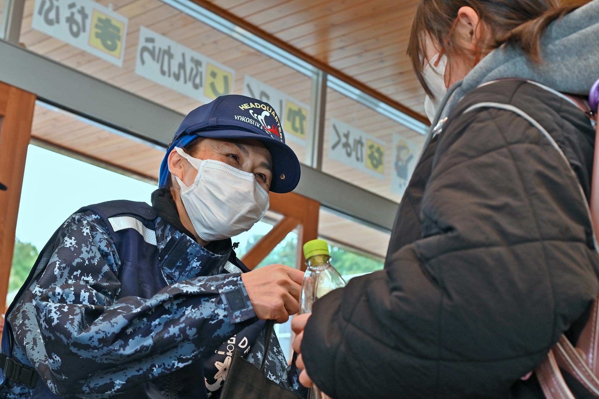 中島小学校の学生へグッズのプレゼント（横須賀地方隊）