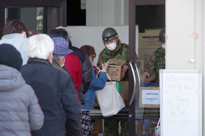 輪島市文化会館における支援物資配布（第14普通科連隊）