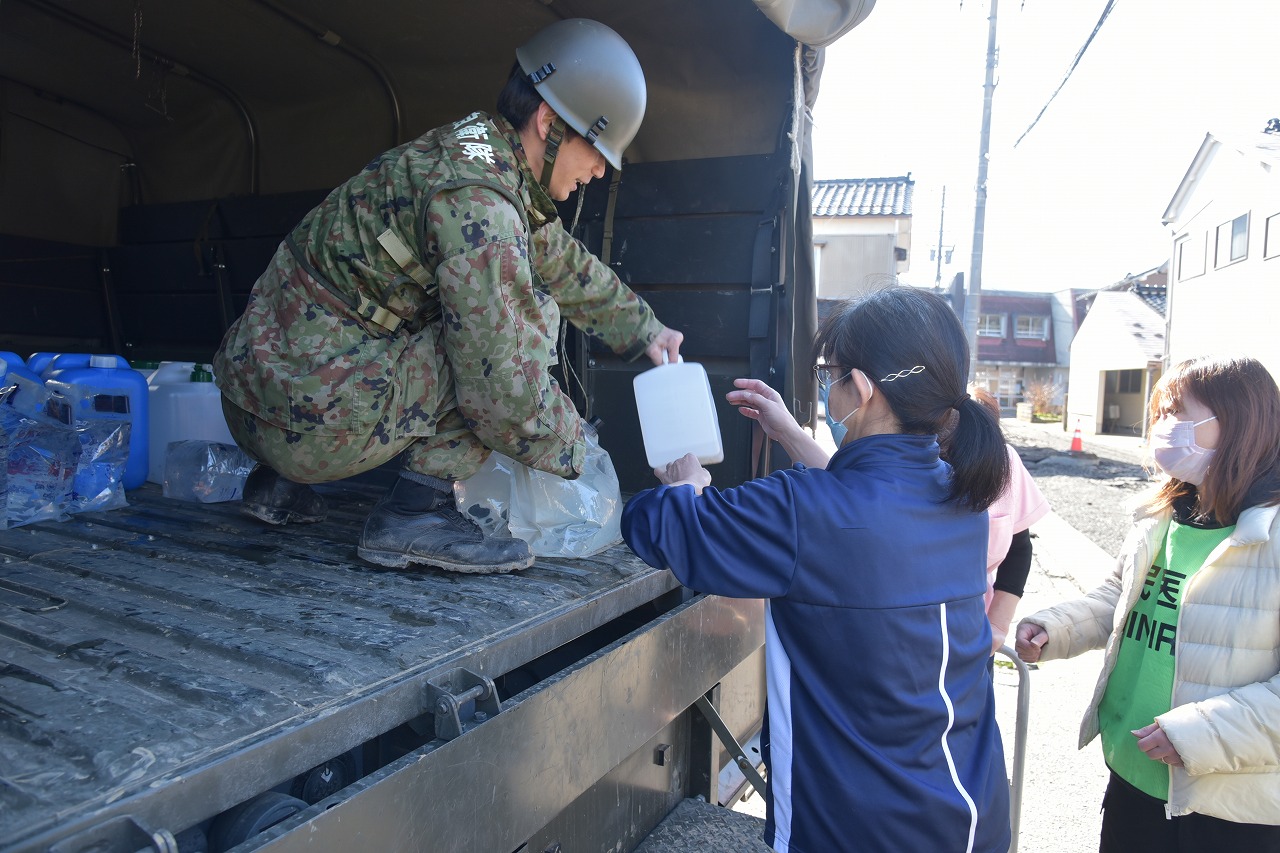 輪島高校における給水支援（第14普通科連隊）