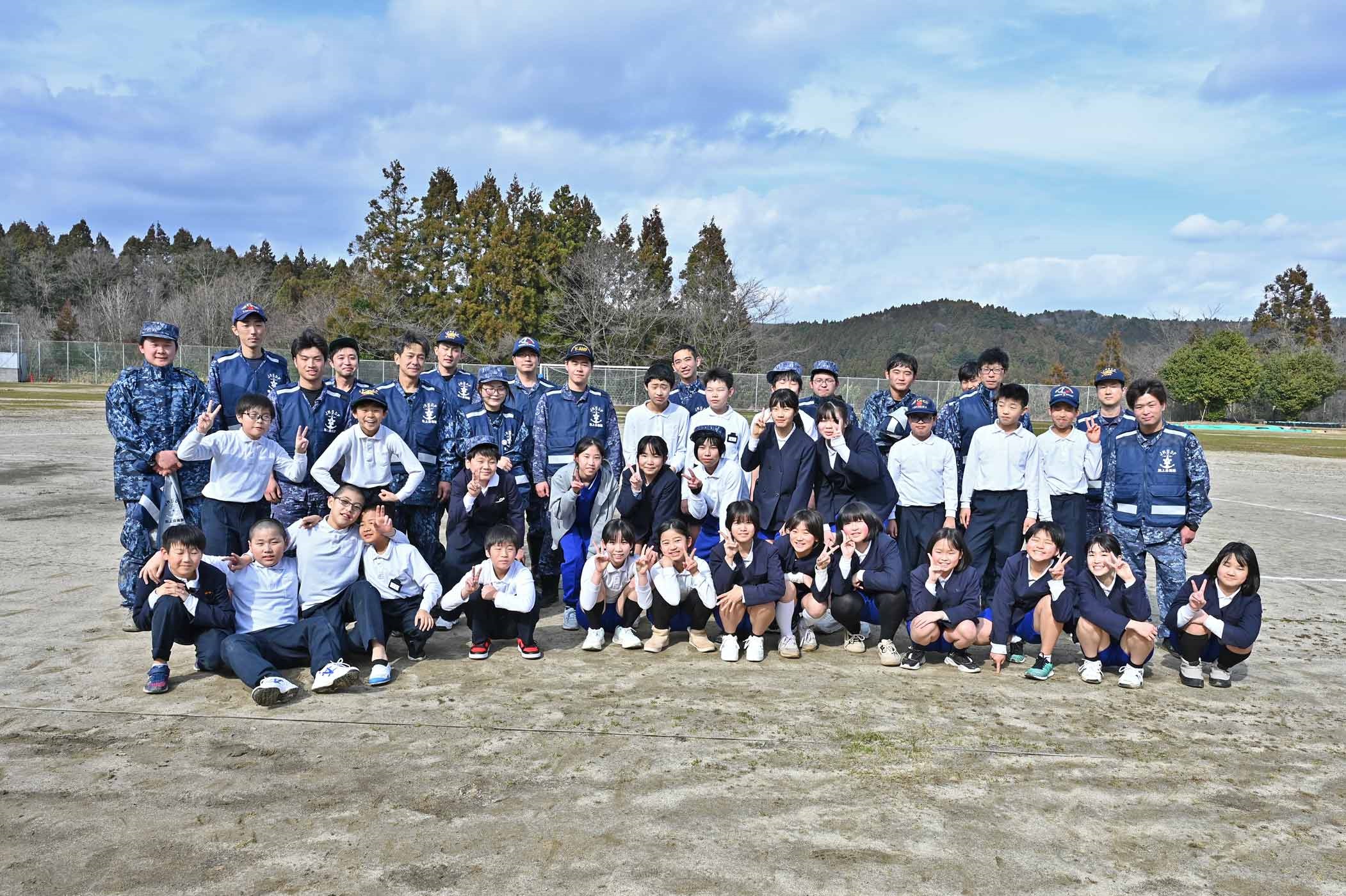 中島小学校の学生との交流（海自入浴支援隊）