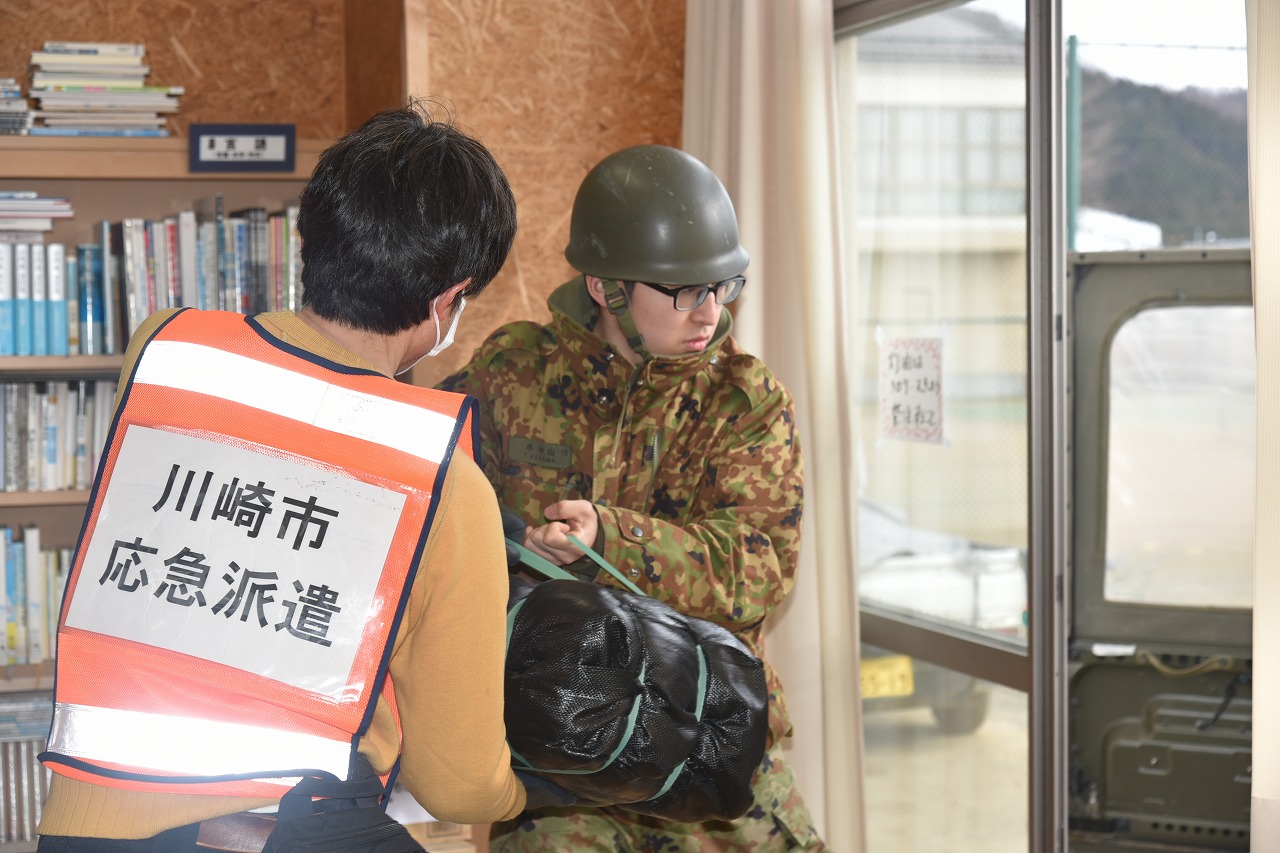 東陽中学校における物資輸送（第14普通科連隊）