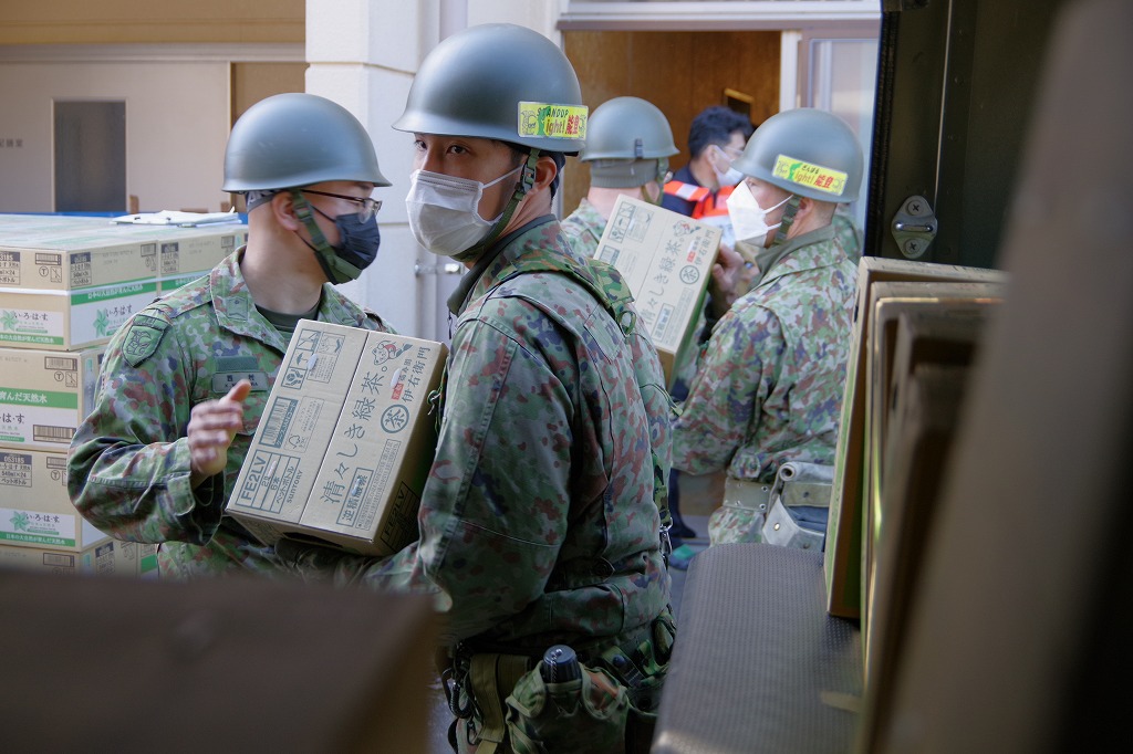 東陽中学校における物資輸送支援（第14普通科連隊）