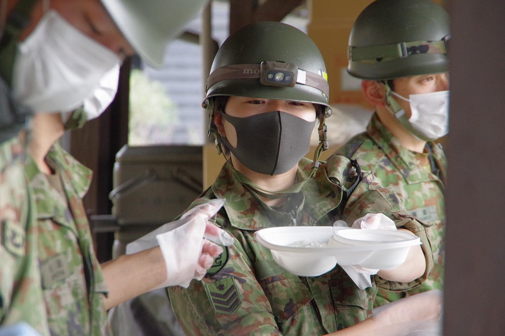 珠洲市飯田わくわく広場における給食支援（第14普通科連隊）