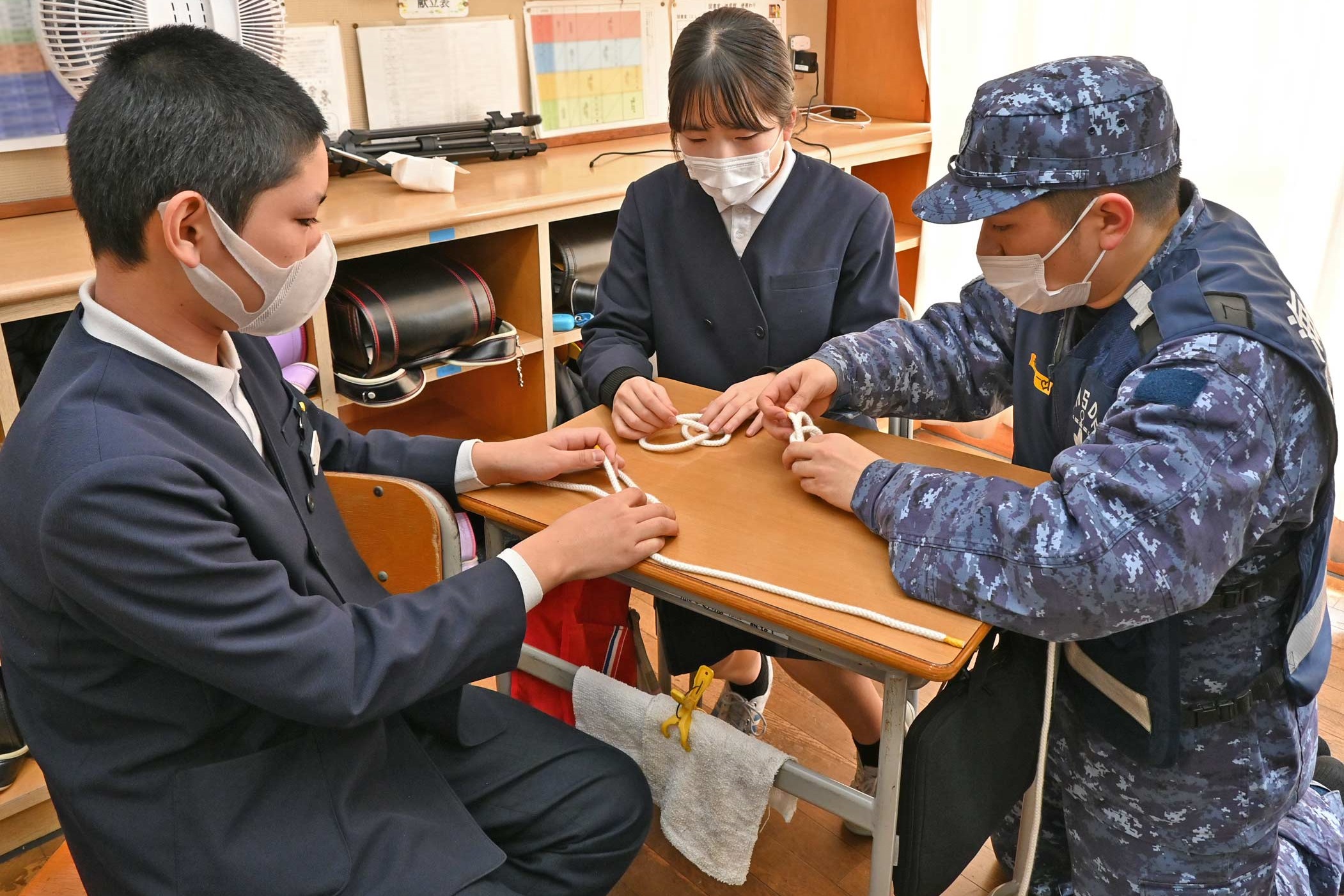 中島小学校の学生との交流（海自入浴支援隊）