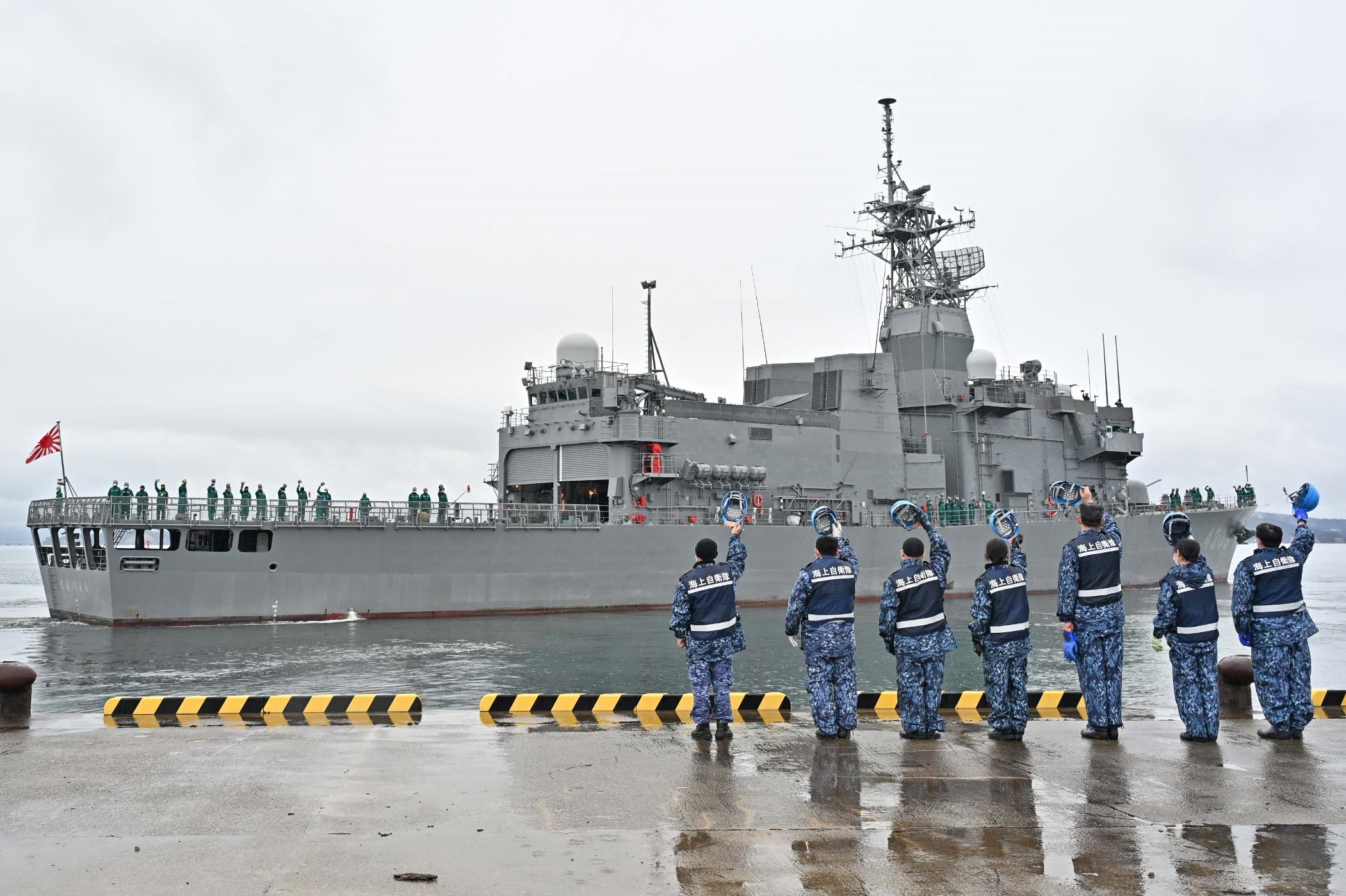 訓練支援艦「てんりゅう」出港