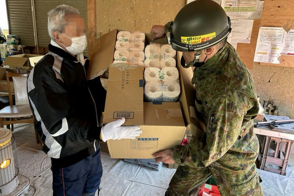 珠洲市三崎町における支援物資配布（第14普通科連隊）