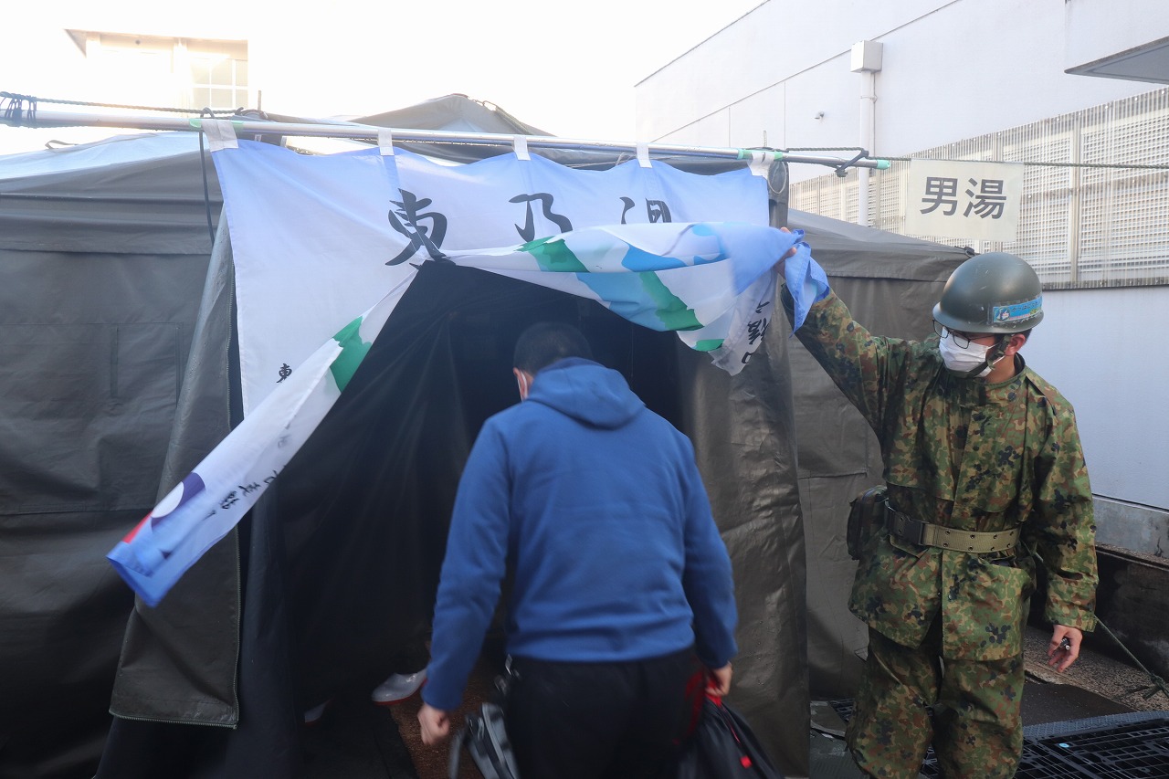 宝立小中学校における入浴支援（東部方面後方支援隊）