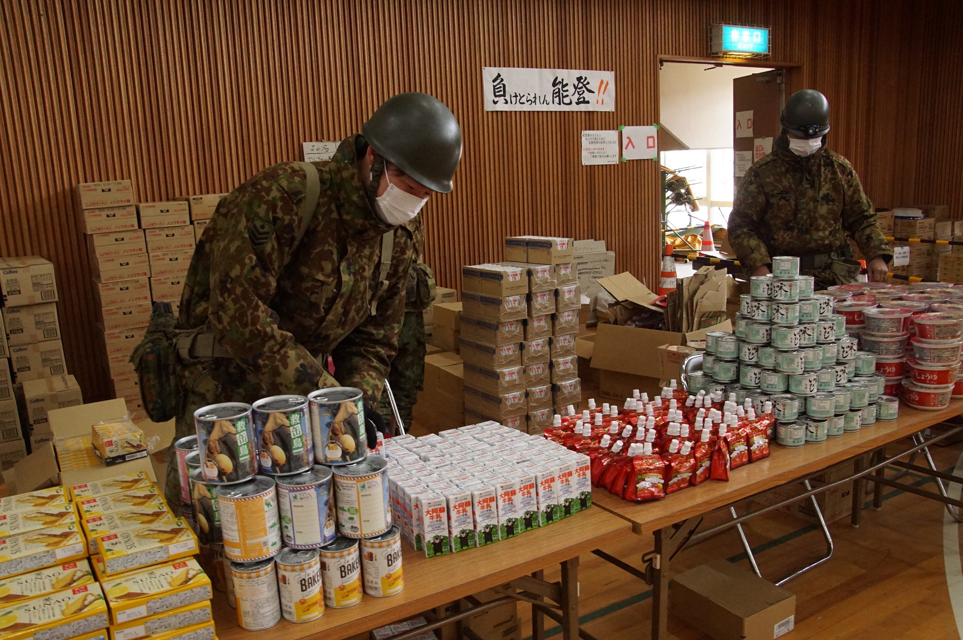門前健民体育館における支援物資配布準備（第7普通科連隊）