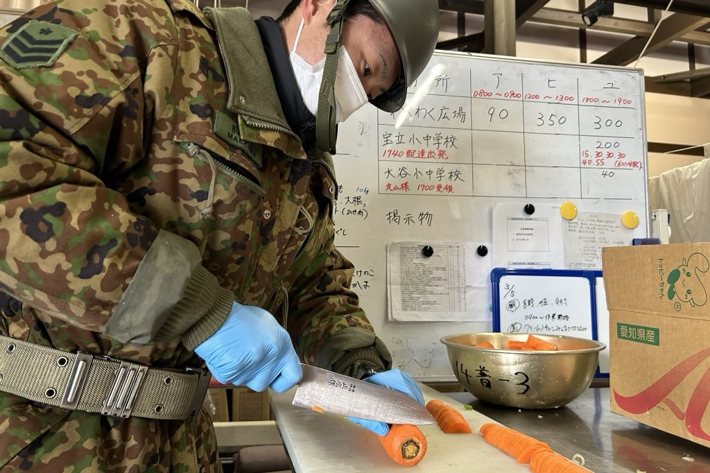 珠洲市飯田わくわく広場における給食支援（第14普通科連隊）
