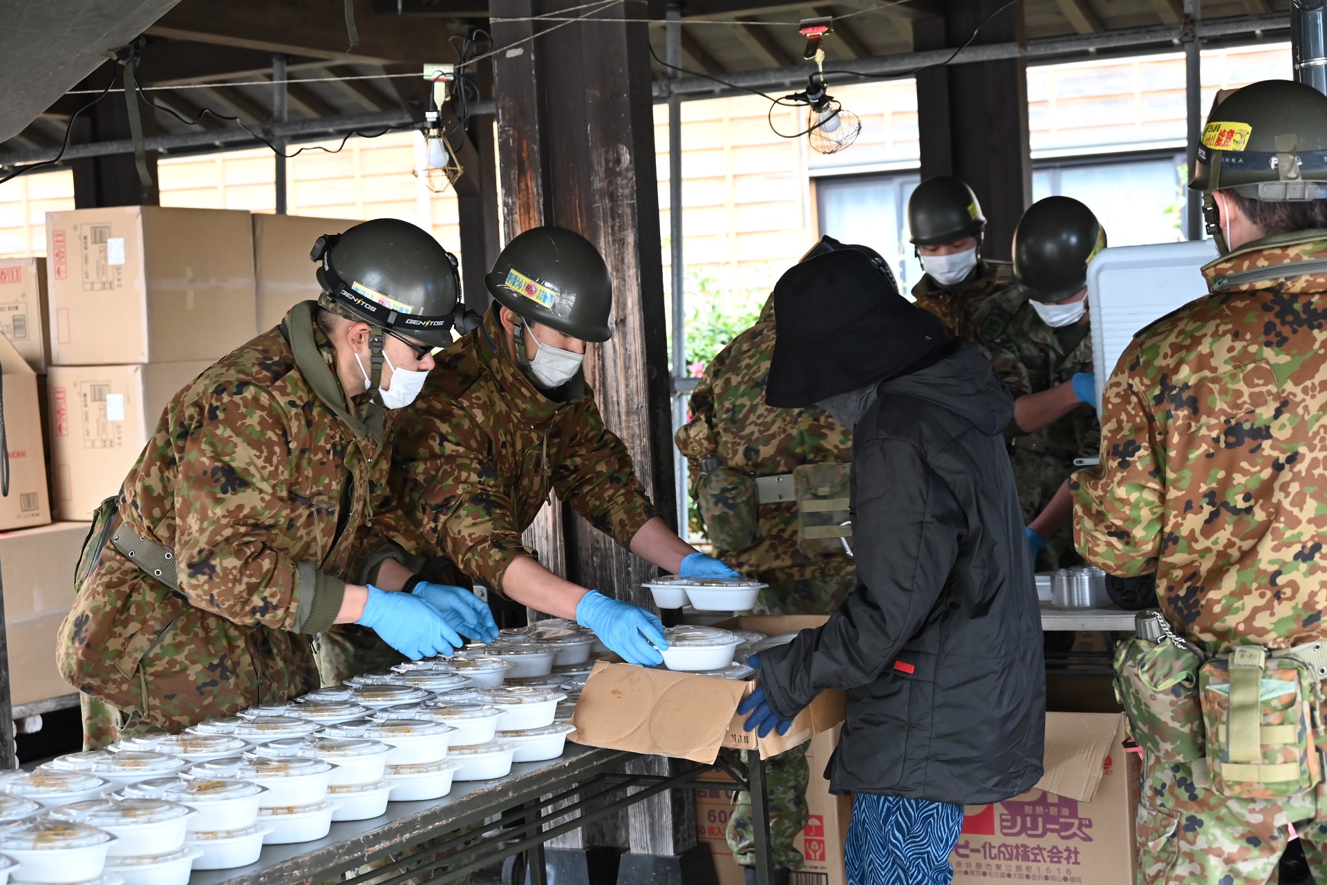 珠洲市飯田わくわく広場における給食支援（第33普通科連隊）