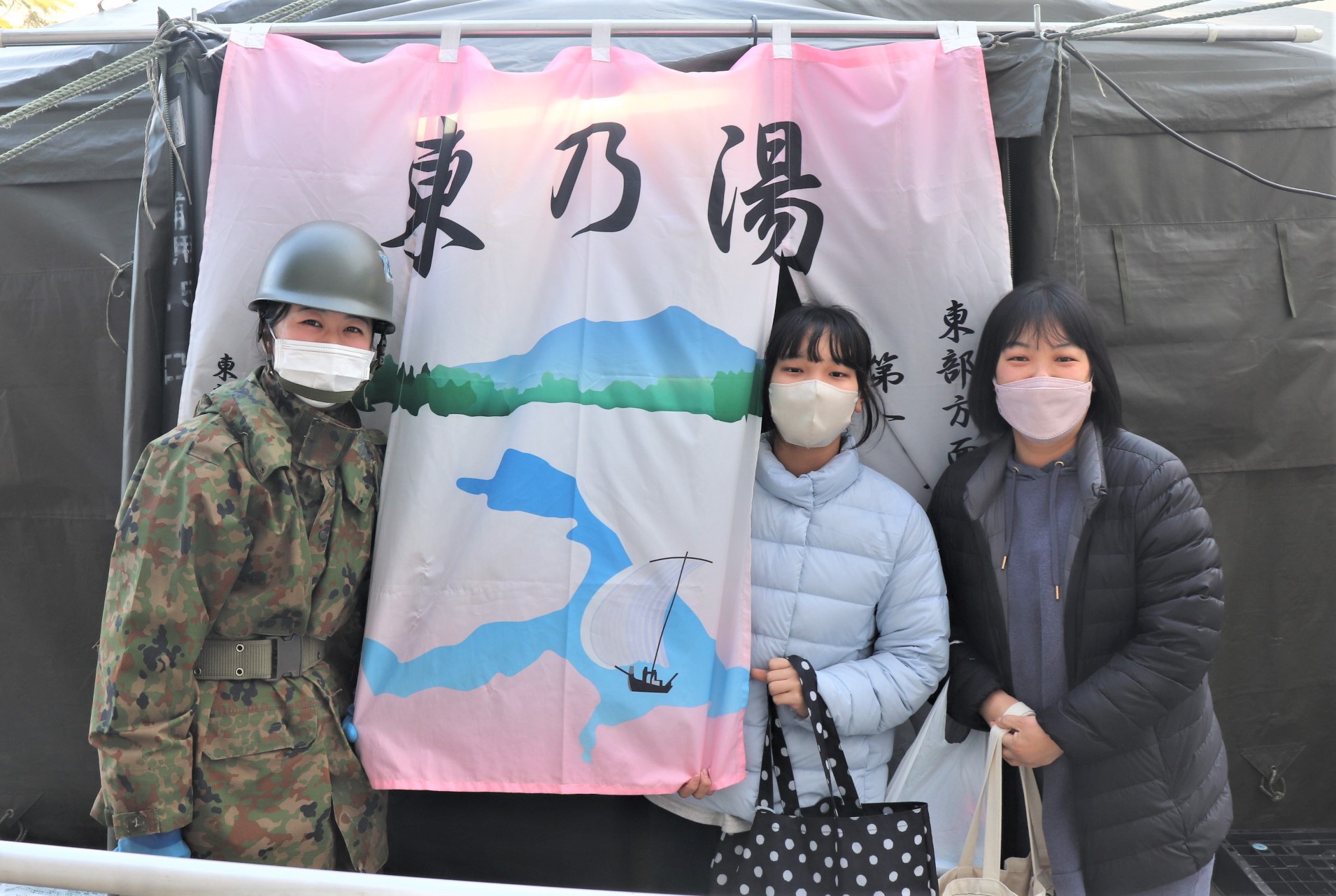 宝立小中学校における入浴支援（東部方面後方支援隊）