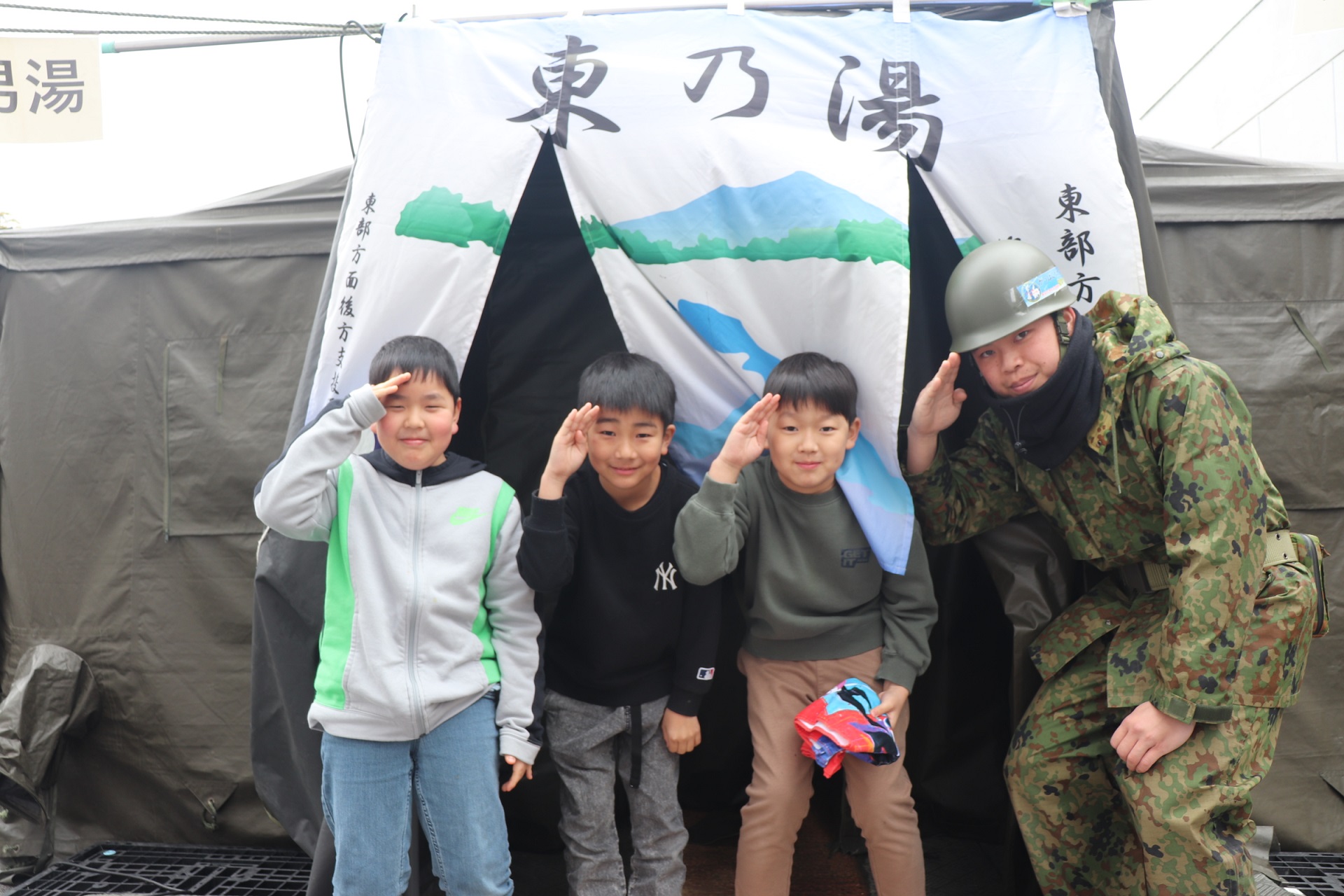 宝立小中学校における入浴支援（東部方面後方支援隊）