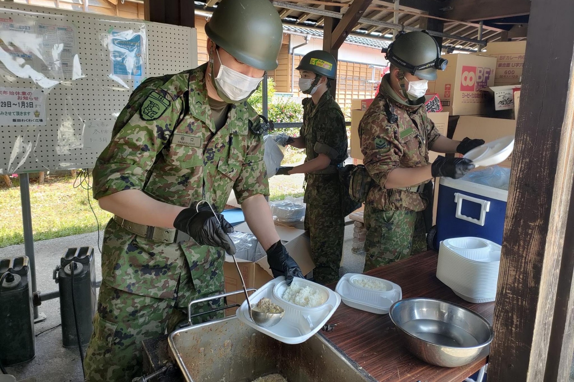 飯田わくわく広場における給食支援（第14普通科連隊）