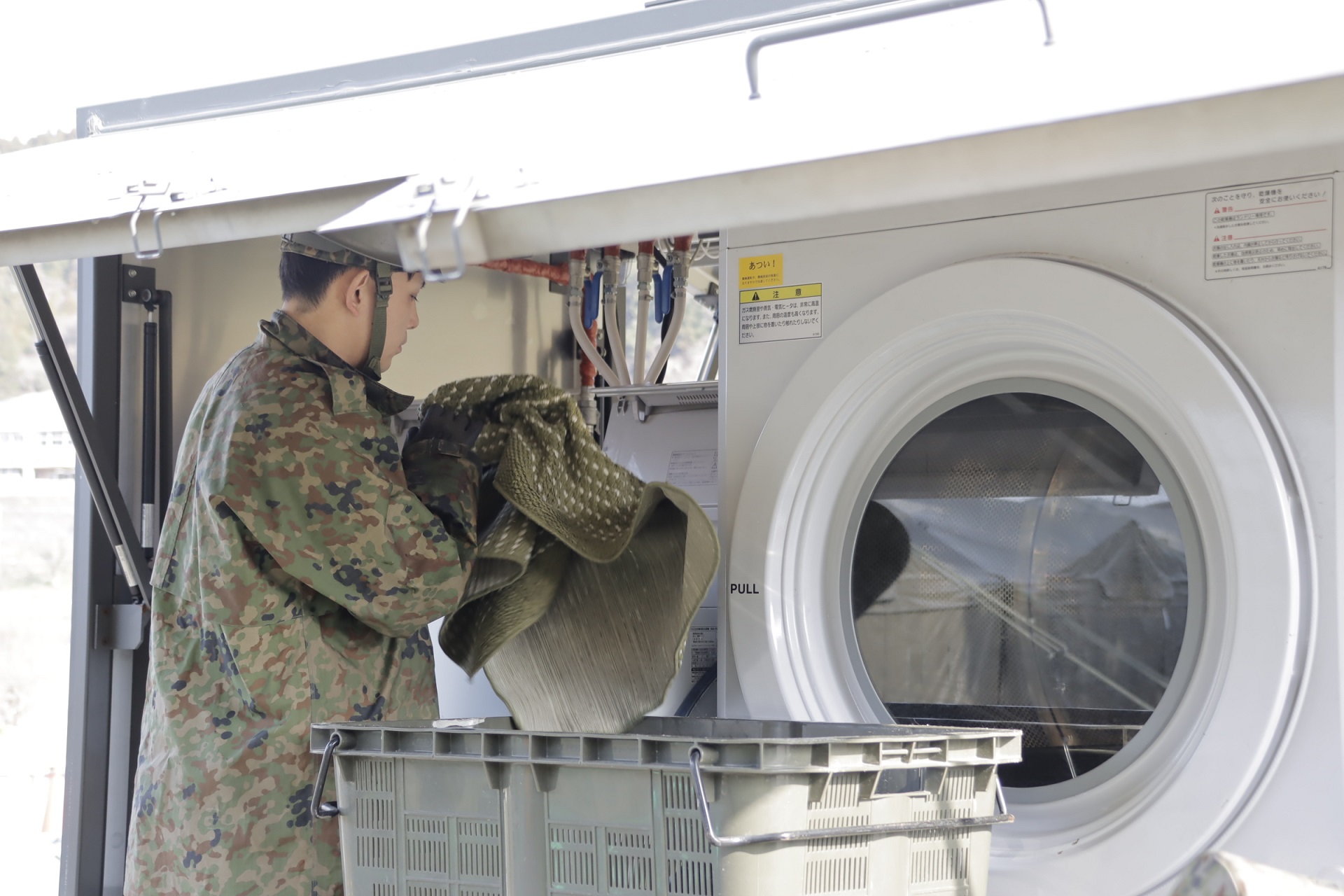 入浴支援に関わる洗濯作業（東北方面隊）
