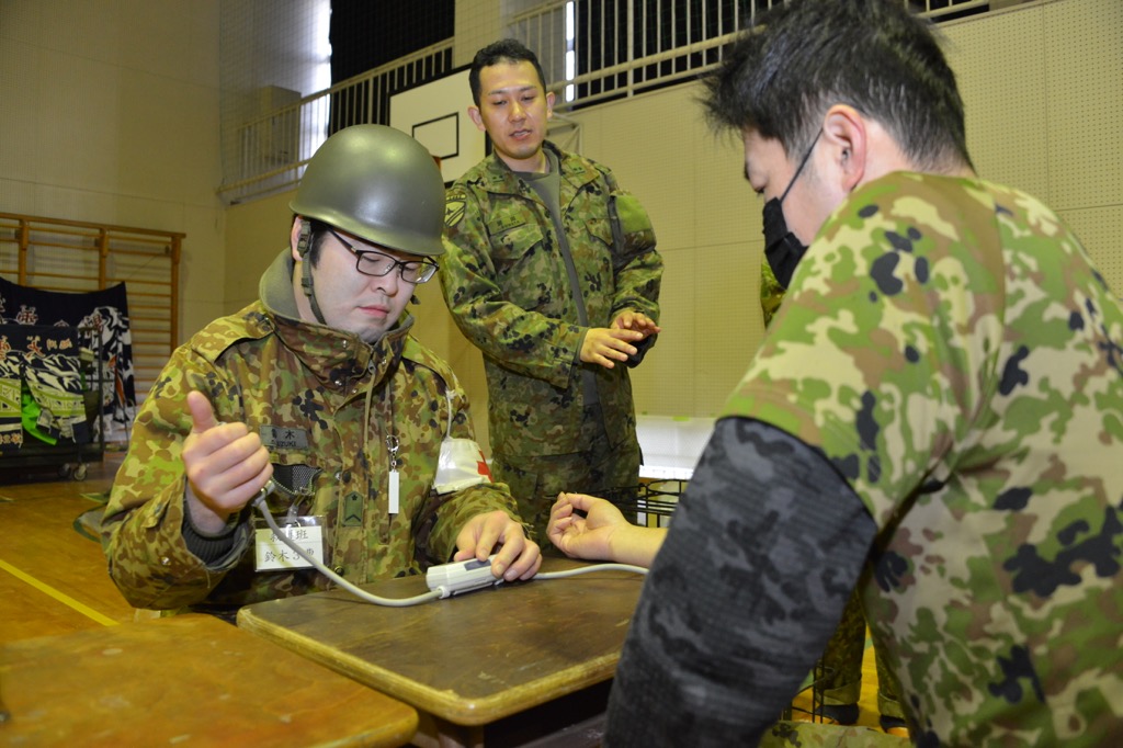 活動隊員に対する血圧測定・問診（第2後方支援連隊）