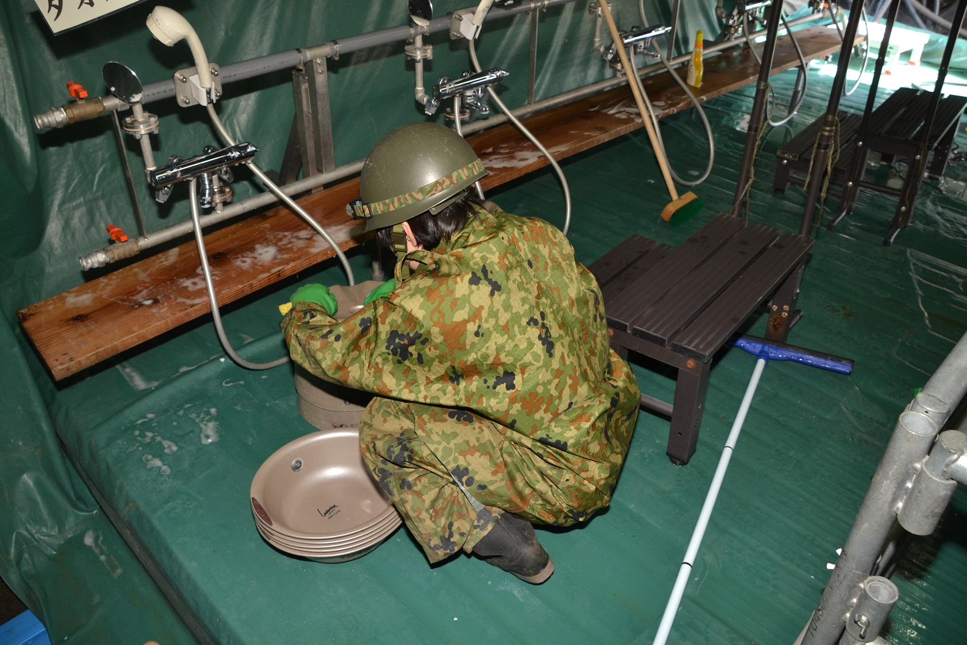 熊野交流センターにおける入浴支援準備（北部方面後方支援隊）