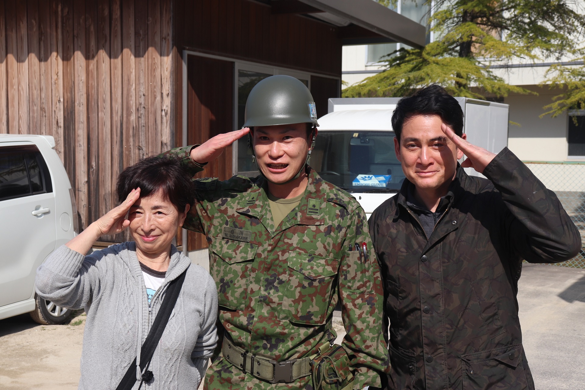 珠洲市において支援活動中の阿川佐和子さん及び野口健さんとの記念撮影（東部方面生活支援隊長）
