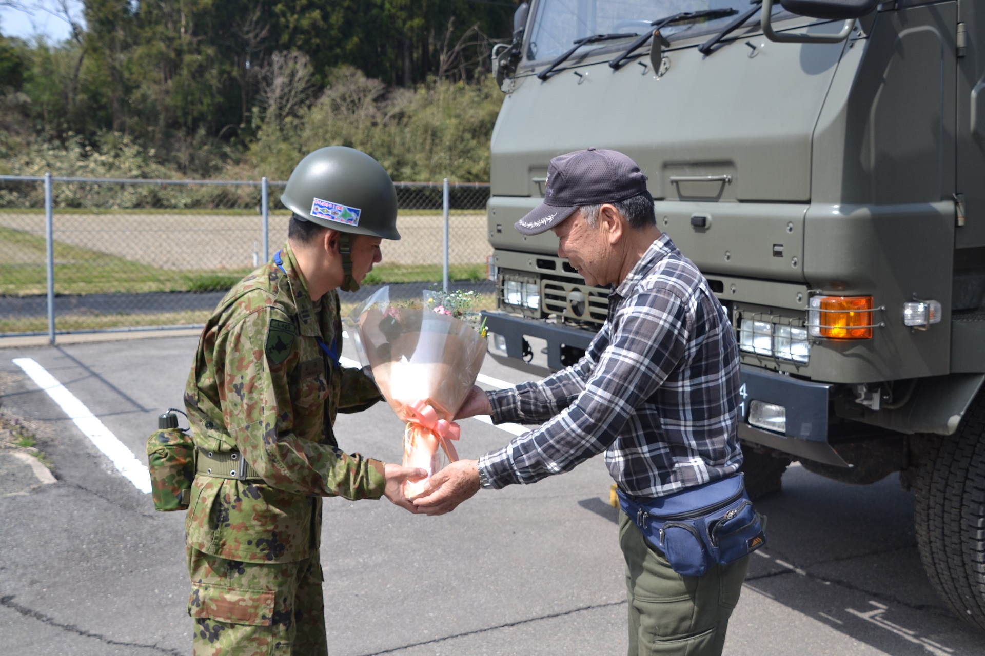 熊野交流センターにおける入浴支援終了に伴い住民の方からお花の贈呈（北部方面後方支援隊）