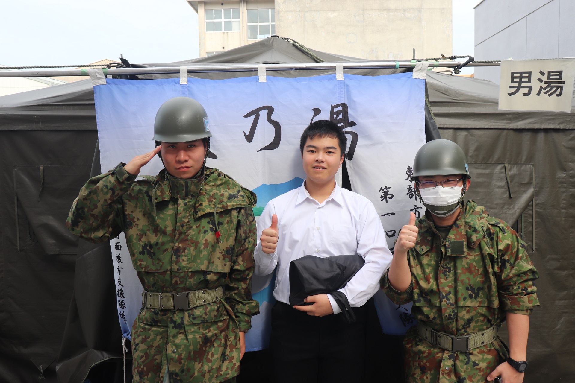 宝立小中学校における入浴支援（東部方面後方支援隊）