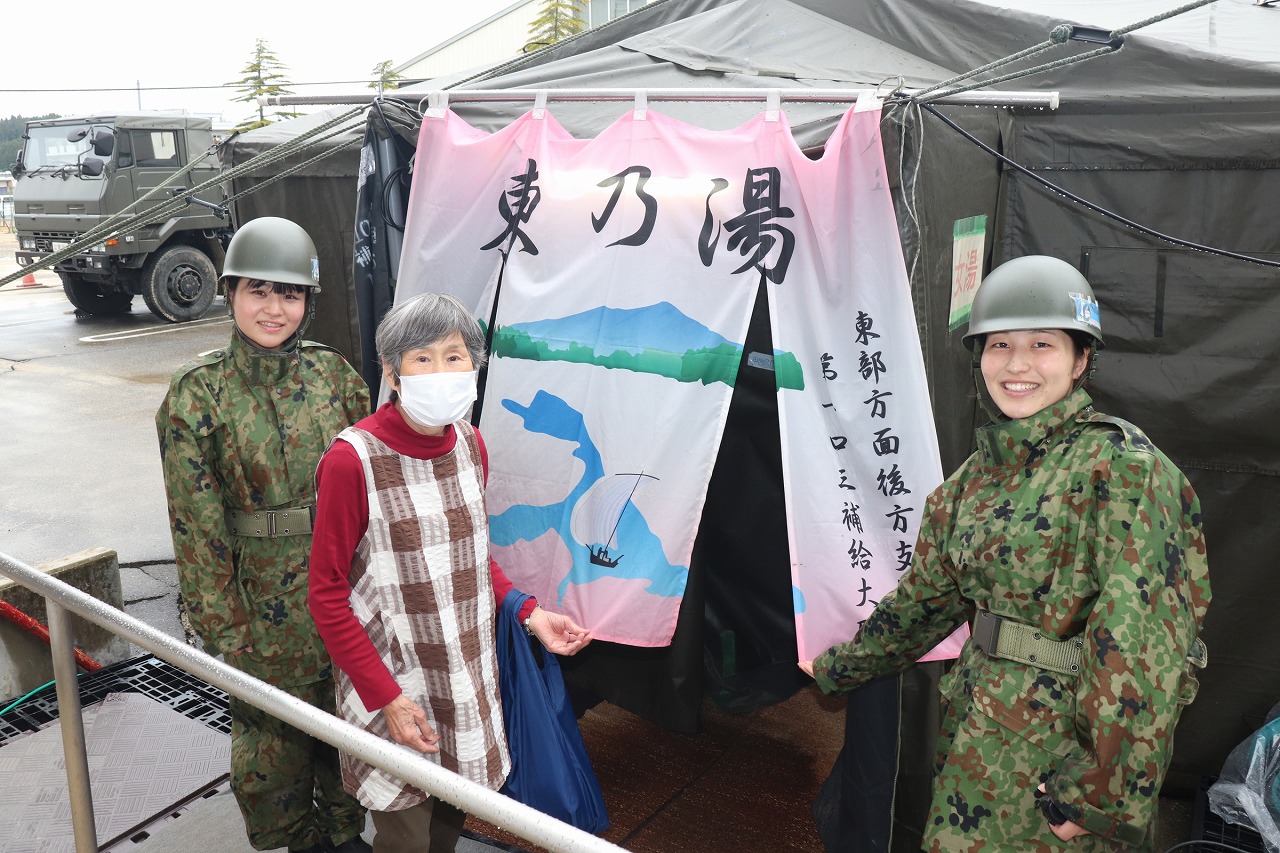 宝立小中学校における入浴支援（東部方面後方支援隊）