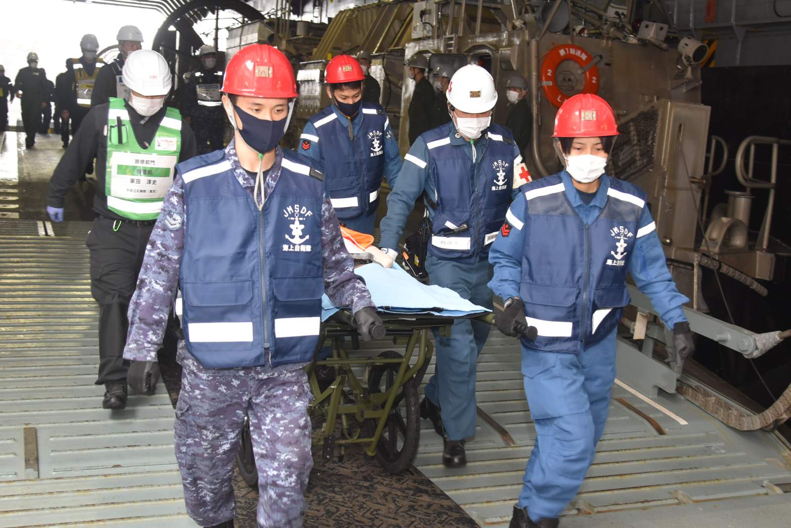 患者を輸送するDMAT看護師と海上自衛隊員