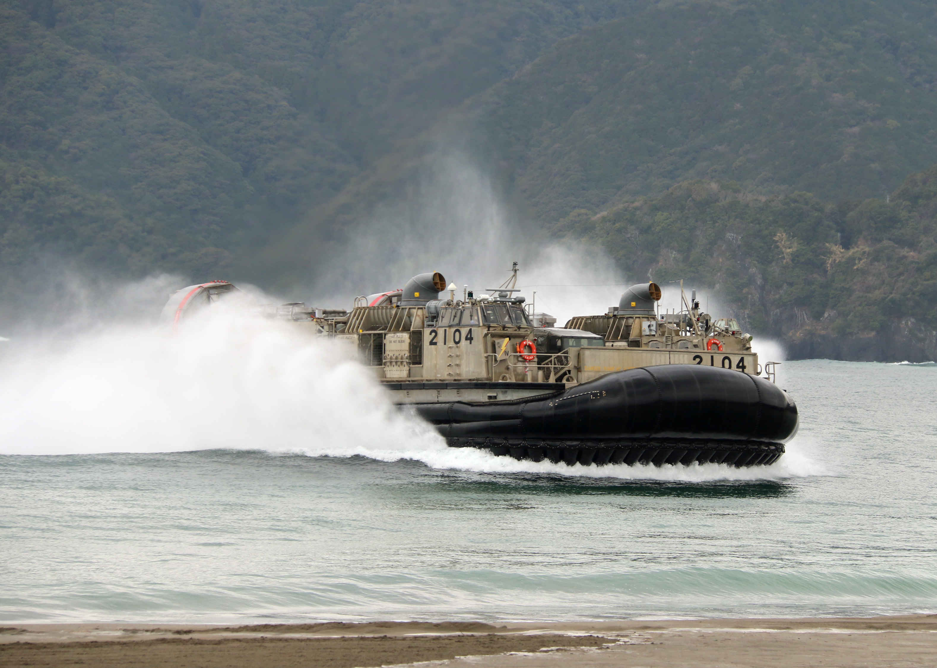 陸上自衛隊の部隊を揚陸するためビーチに近接する海上自衛隊のエアクッション艇