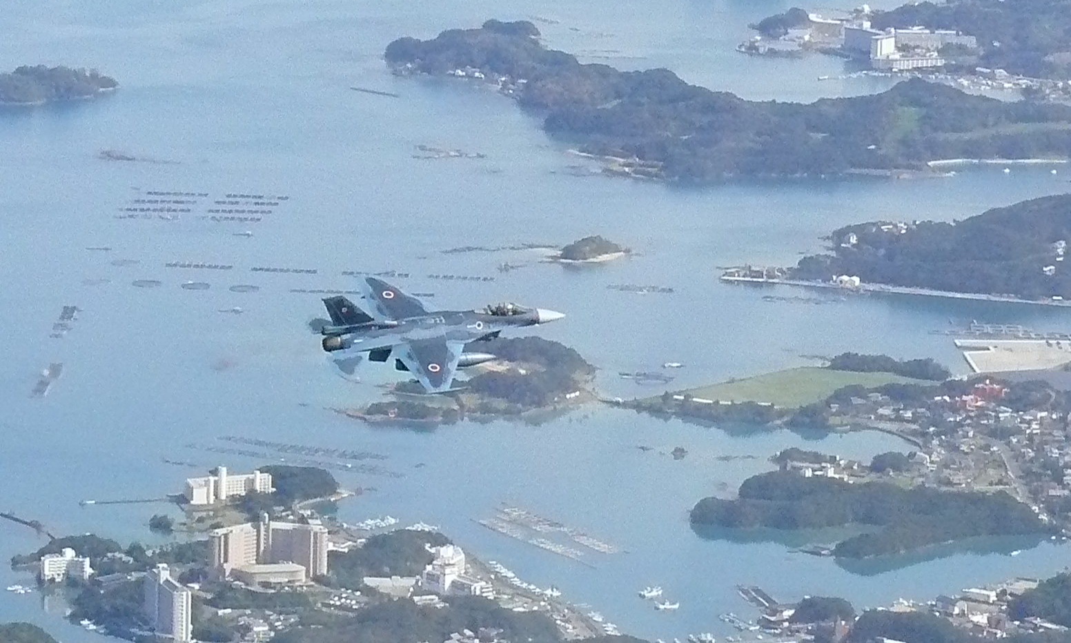 南紀白浜上空で航空偵察を行う空自F-2戦闘機