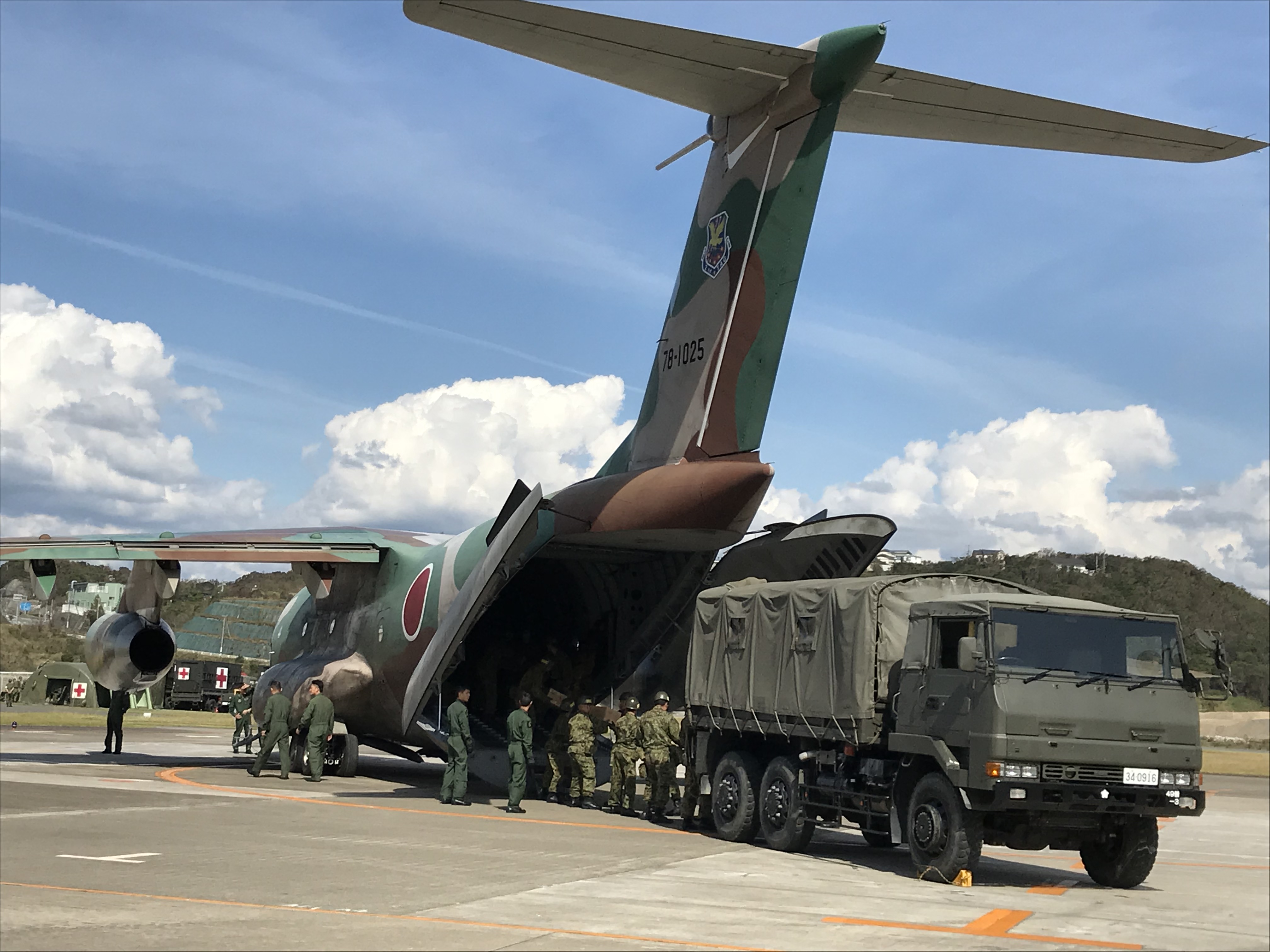 C-1輸送機が空輸した救援物資を陸自車両に積載する様子