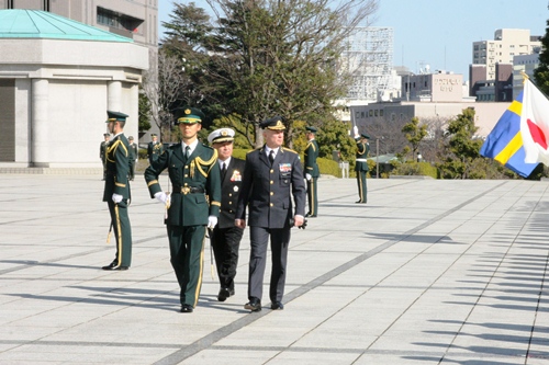 儀じょう隊を巡閲するヨーランソン最高司令官