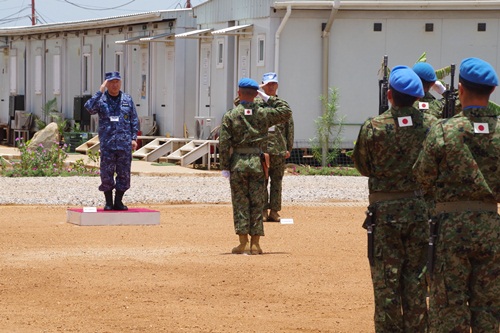 栄誉礼及び儀じょうを受ける河野統幕長（南スーダン派遣施設隊）