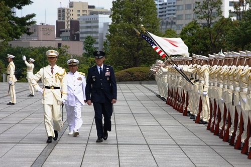 儀じょうを巡閲するアンジェレラ在日米軍司令官