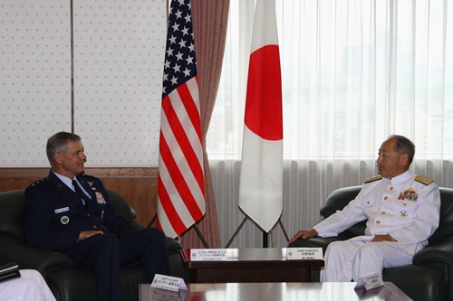 河野統幕長とアンジェレラ在日米軍司令官との懇談