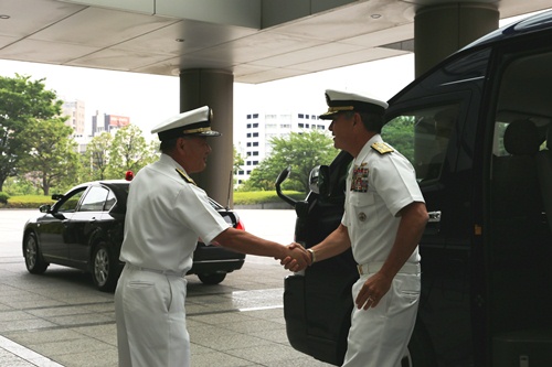 ドーラン在日米軍司令官を出迎える河野統幕長
