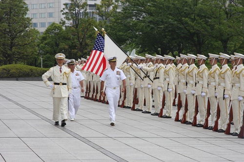 儀じょうを巡閲するハリス米太平洋軍司令官