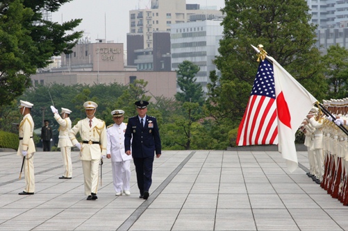 儀じょうを巡閲するドーラン在日米軍司令官