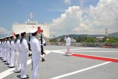 輸送艦「ましゅう」に乗艦　（８月１３日）