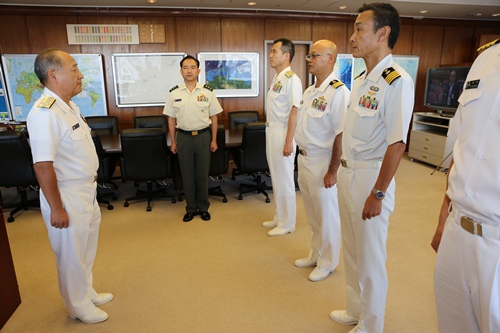 河野統幕長へ帰国挨拶をする４指揮官