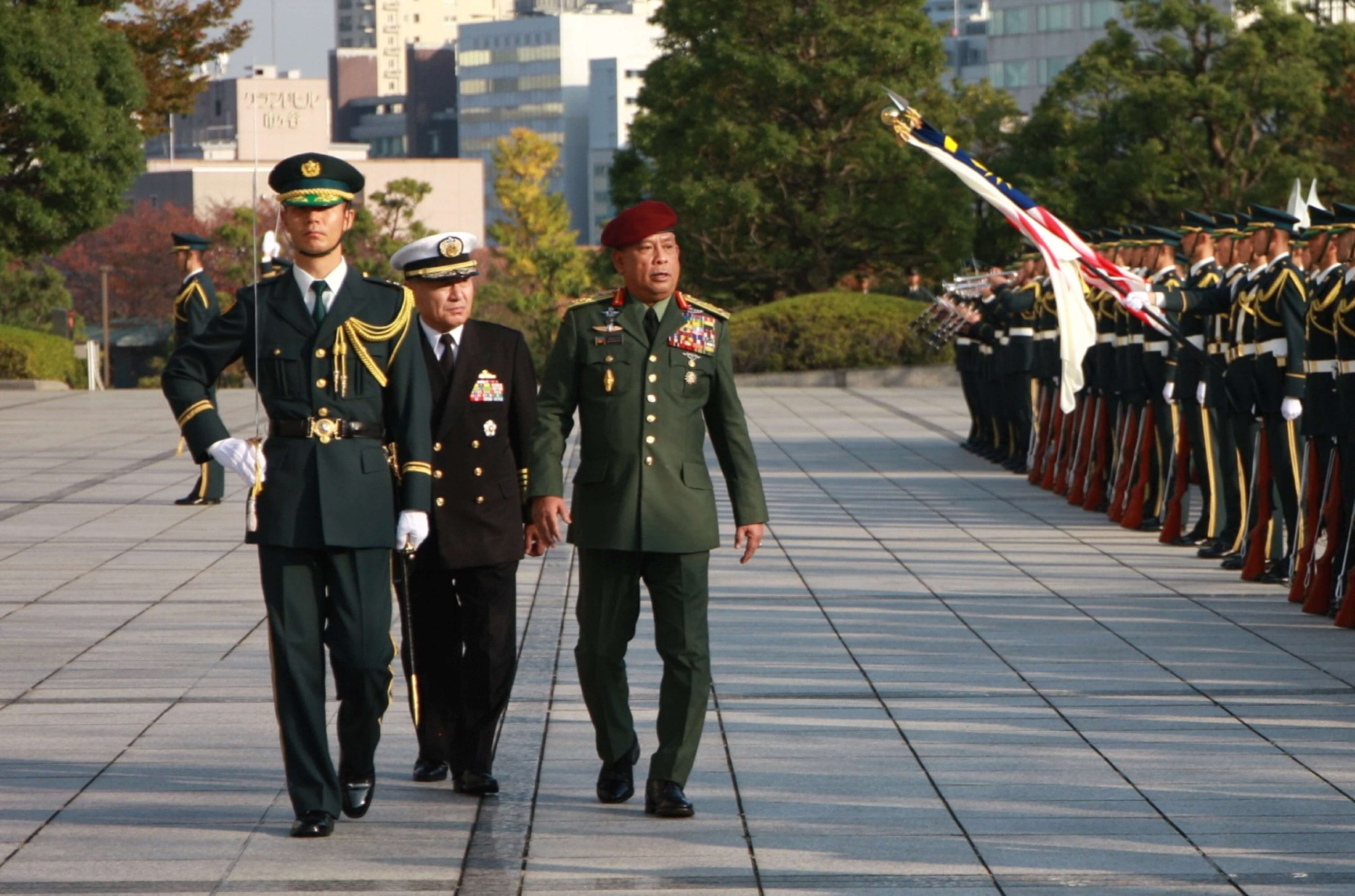 儀じょうを巡閲するズルキフェリ国軍司令官